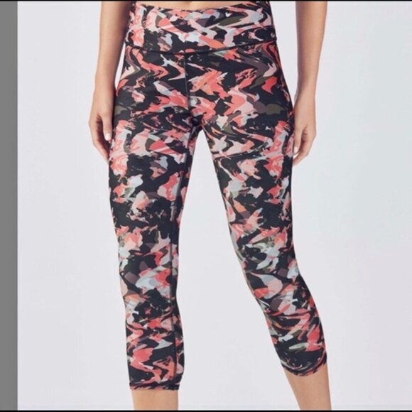 Fabletics Womens Pink And Grey Black Abstract Capri Athletic Leggings Size Small - Picture 1 of 9